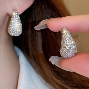 Chic Embellished Crystal Tear Drop Earrings White Gold OS New